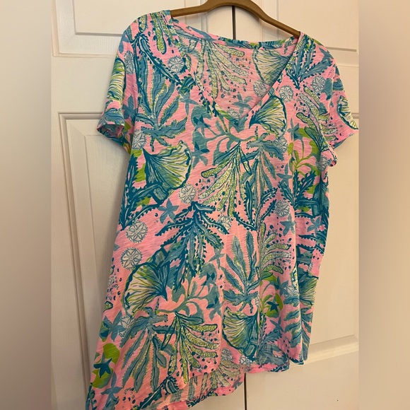 Lilly Pulitzer Pink Tropical V-Neck Tee with Blue & Green Sea Print EUC Size M - Picture 5 of 8